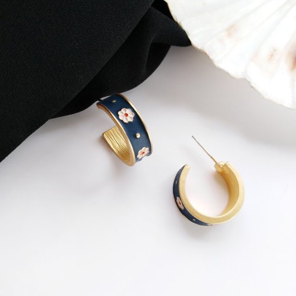 💙Enamel Daisy Earrings Small Hoops - Picture 5 of 7